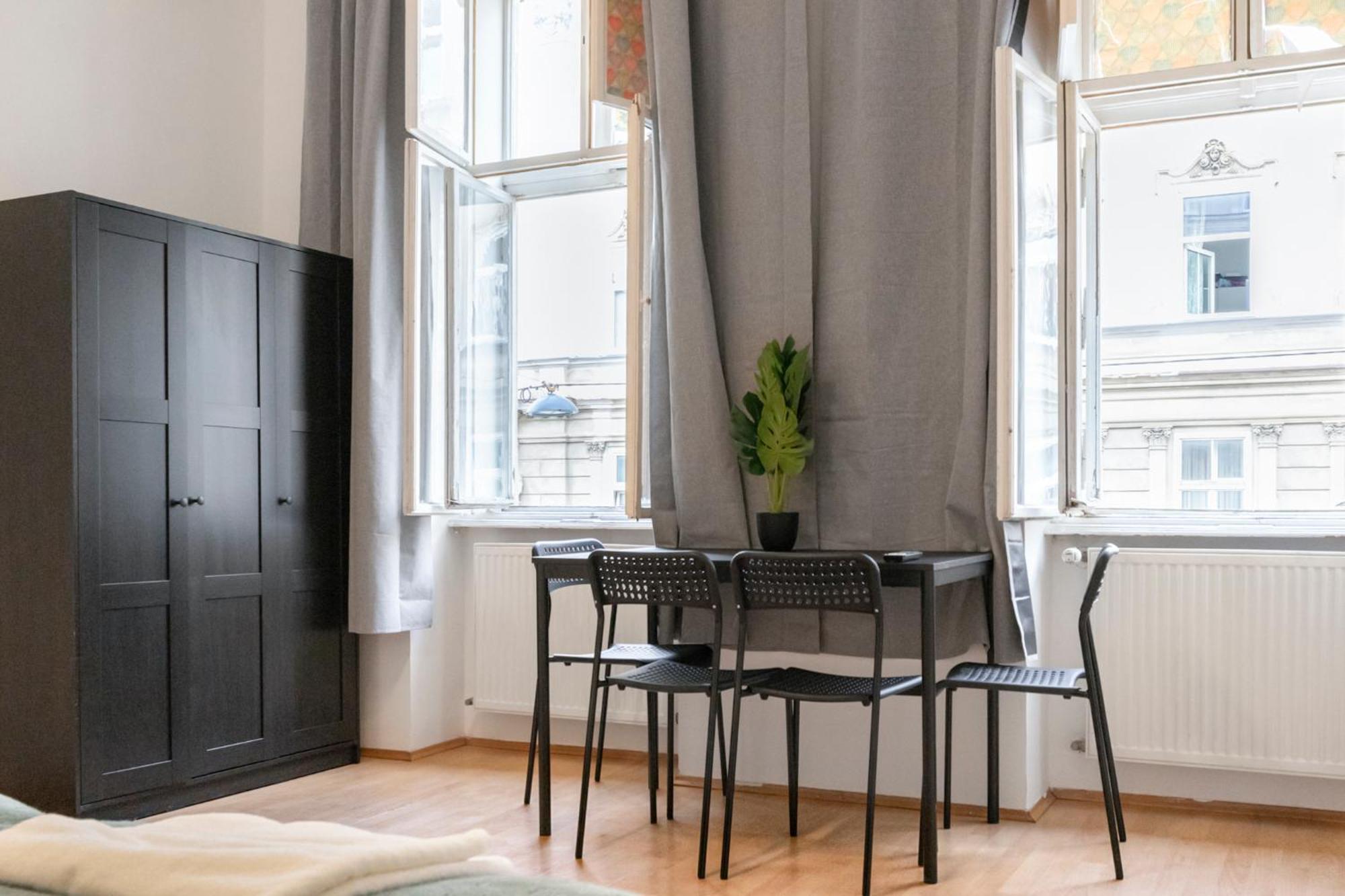 Amazing 2br Shared Only 7 Min To Wiener Stadthalle Apartment *